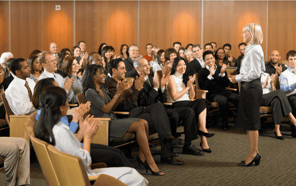 Sesión de asesoramiento con el director ejecutivo y el consejo de administración, en colaboración con el equipo directivo.