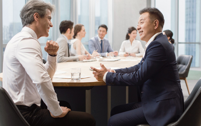 Sessão consultiva com o CEO e o conselho de administração, incluindo a equipe de liderança executiva.