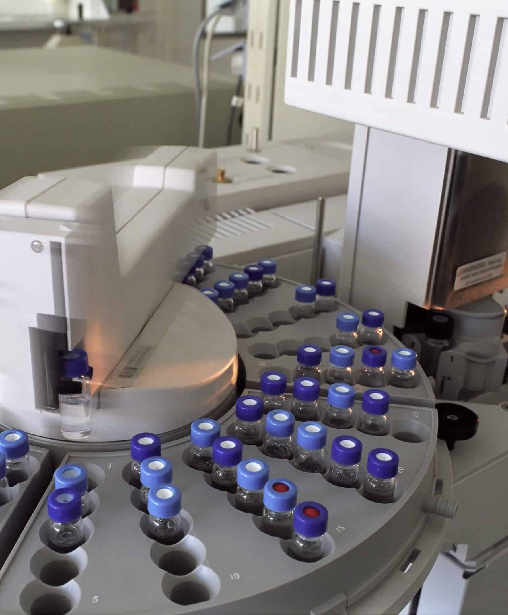 Monsterbuisjes op een laboratoriumcarrousel in een biotechnologisch onderzoekscentrum.