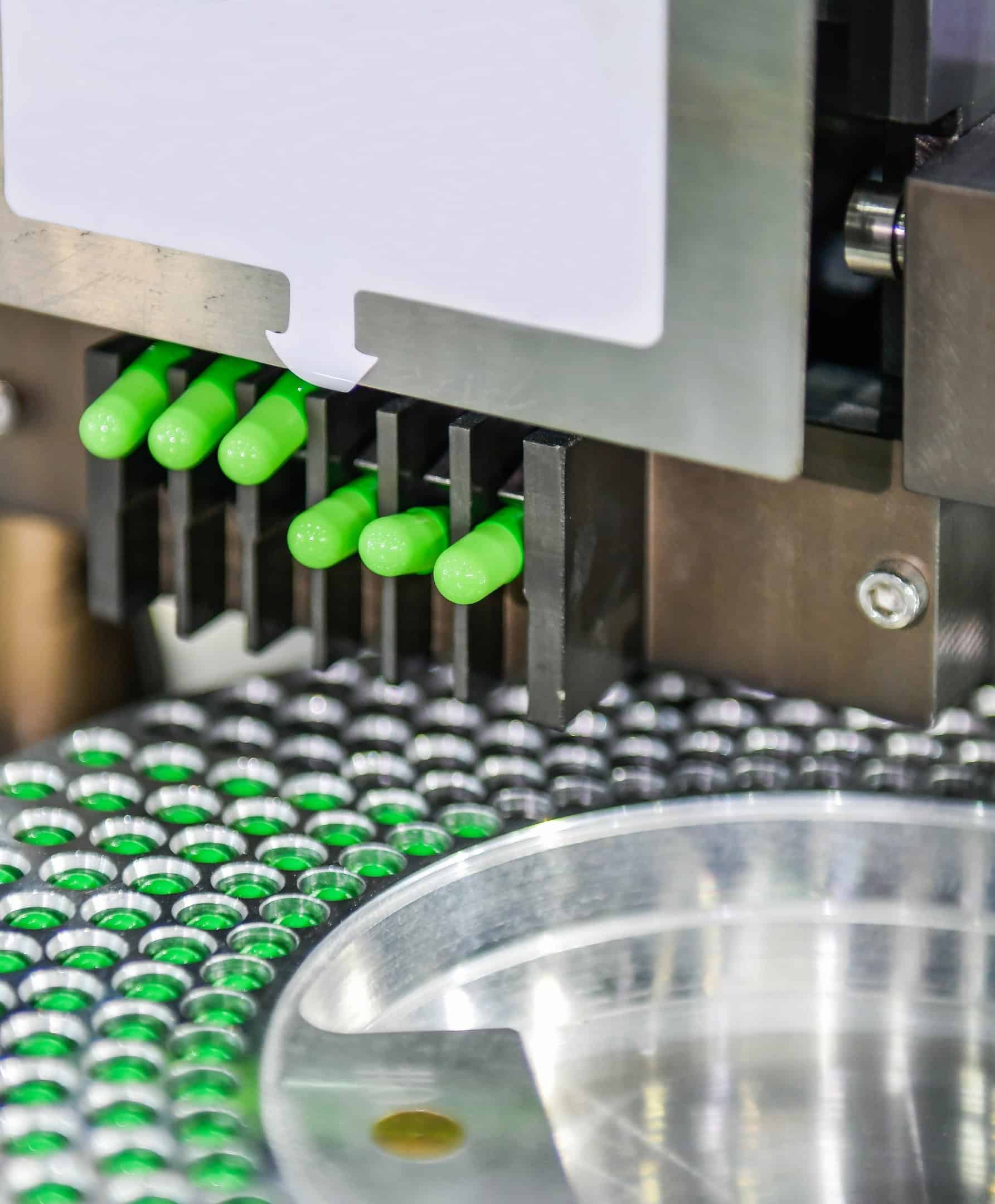 Geautomatiseerde capsulevulmachine voor de productie van groene farmaceutische capsules in een farmaceutische productiefaciliteit.