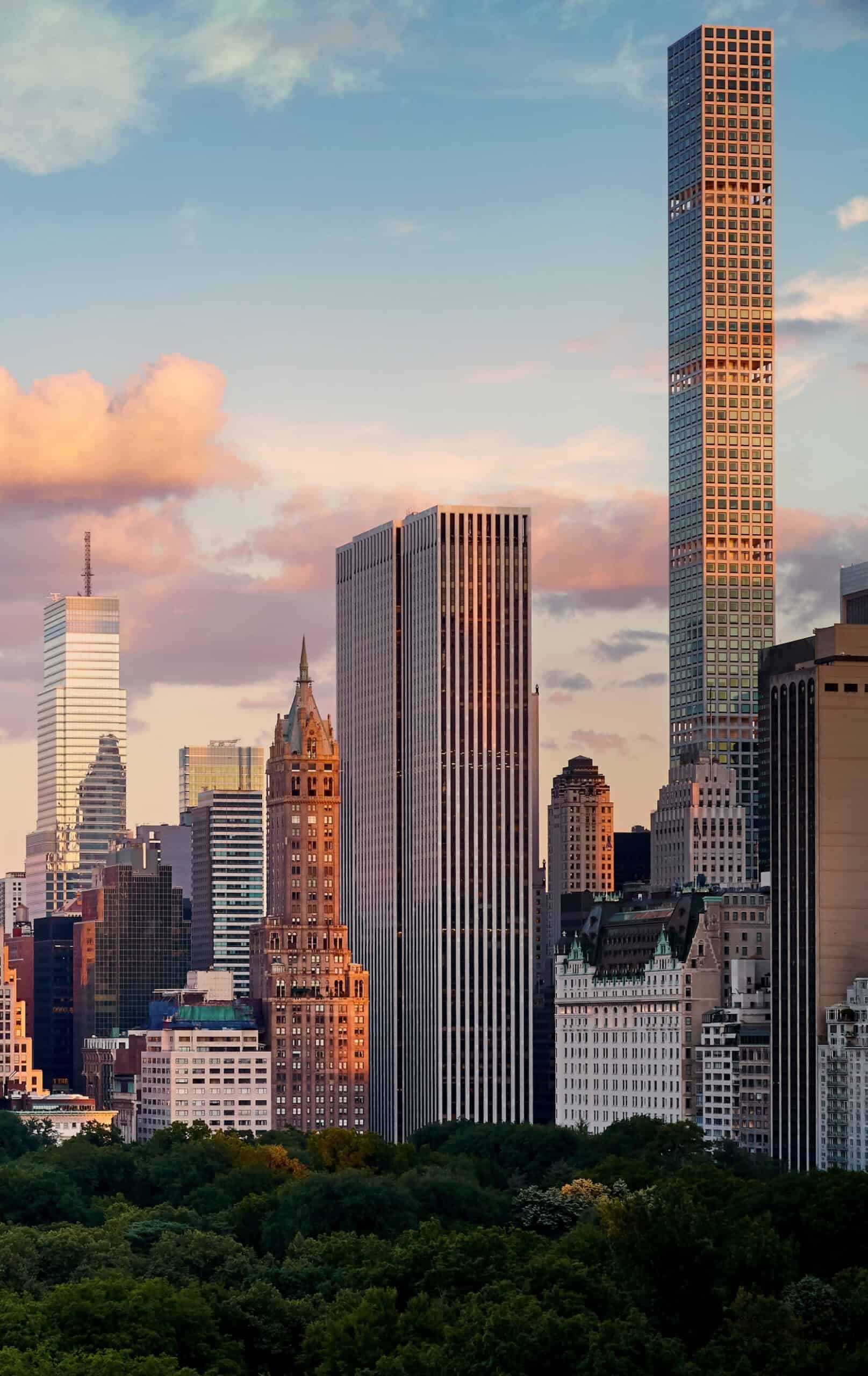 De skyline van Midtown Manhattan tijdens het gouden uur, gezien vanaf Central Park, en illustreert de omvang van de private equity- en investeerderssector.