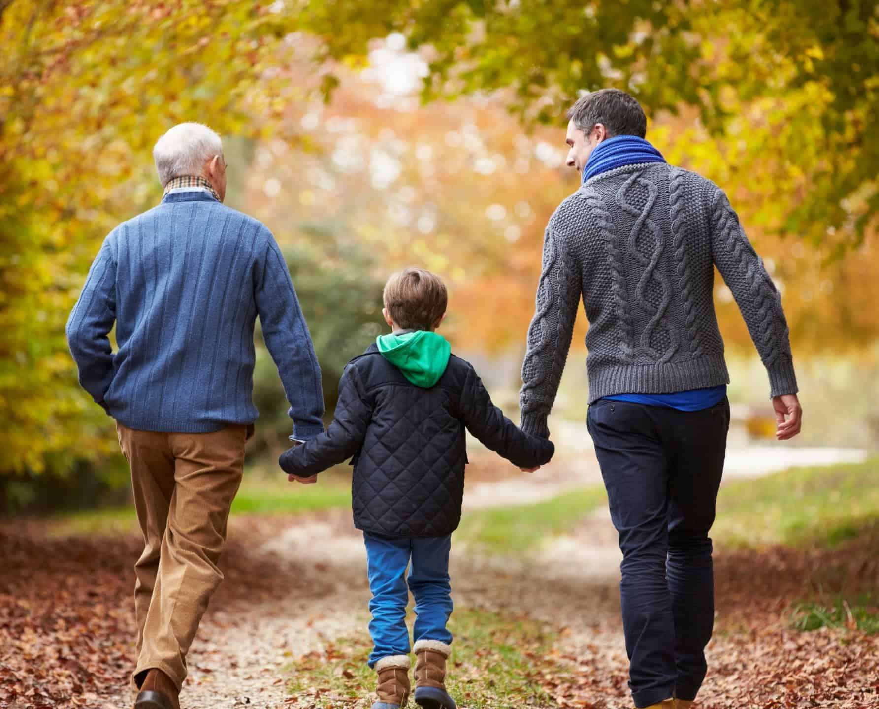 Drie generaties van een familie die samen wandelen, een voorbeeld van family offices en vermogensbeheer voor meerdere generaties.