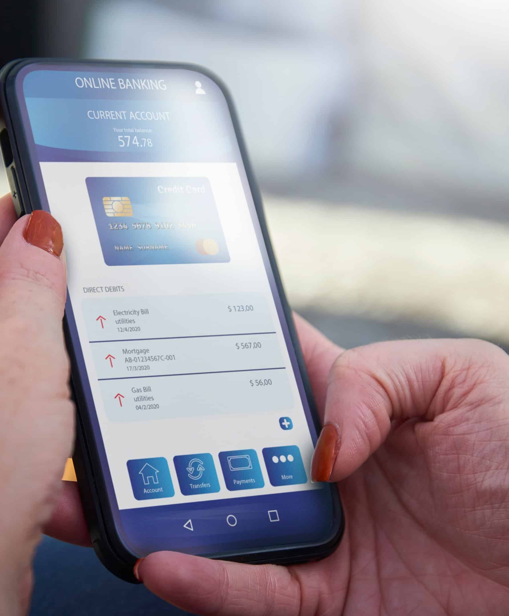 Persona que utiliza una aplicación de banca móvil de una empresa fintech en un teléfono inteligente.