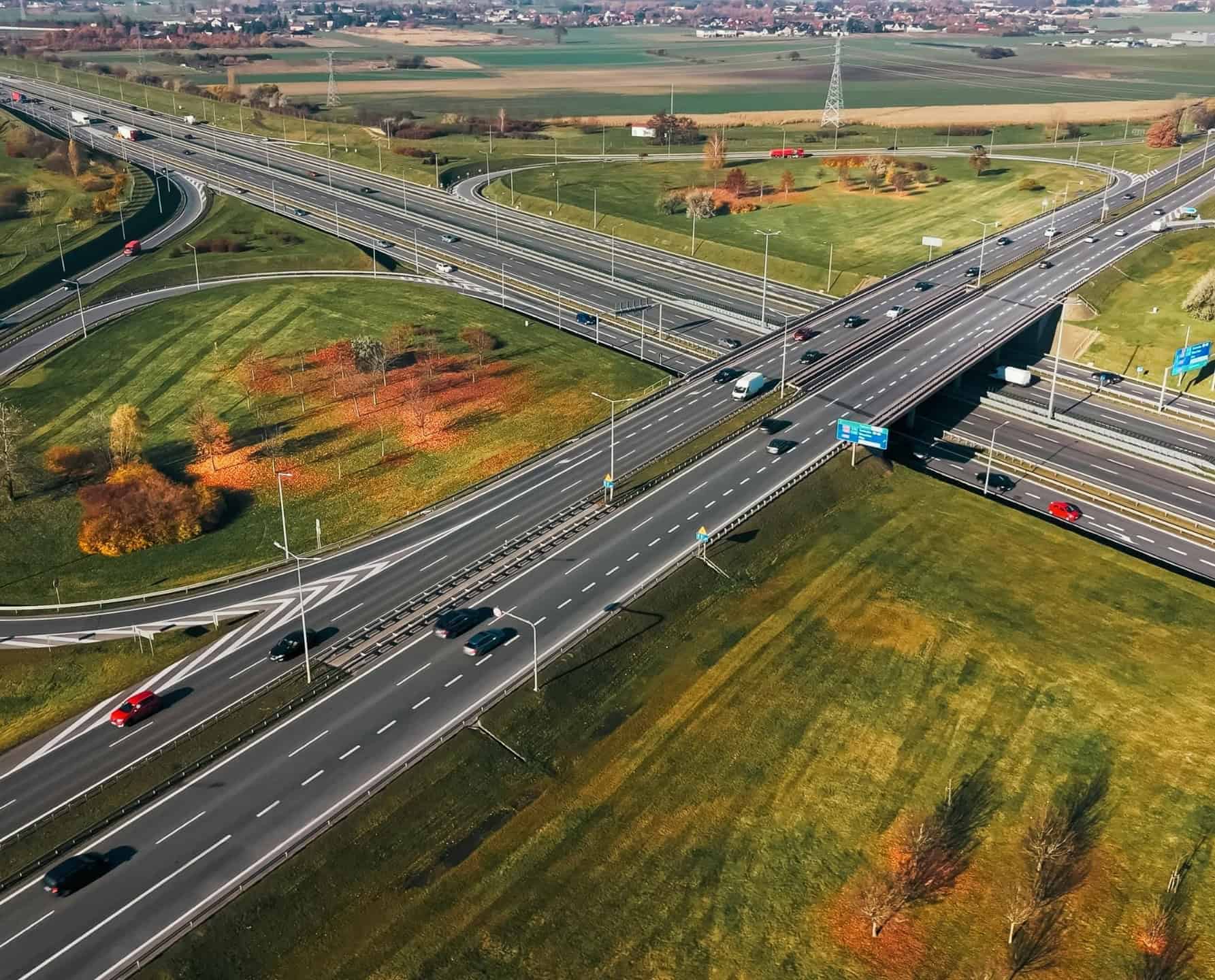 Luchtfoto van een belangrijk snelwegknooppunt en transportinfrastructuur in handen van infrastructuurfondsen.