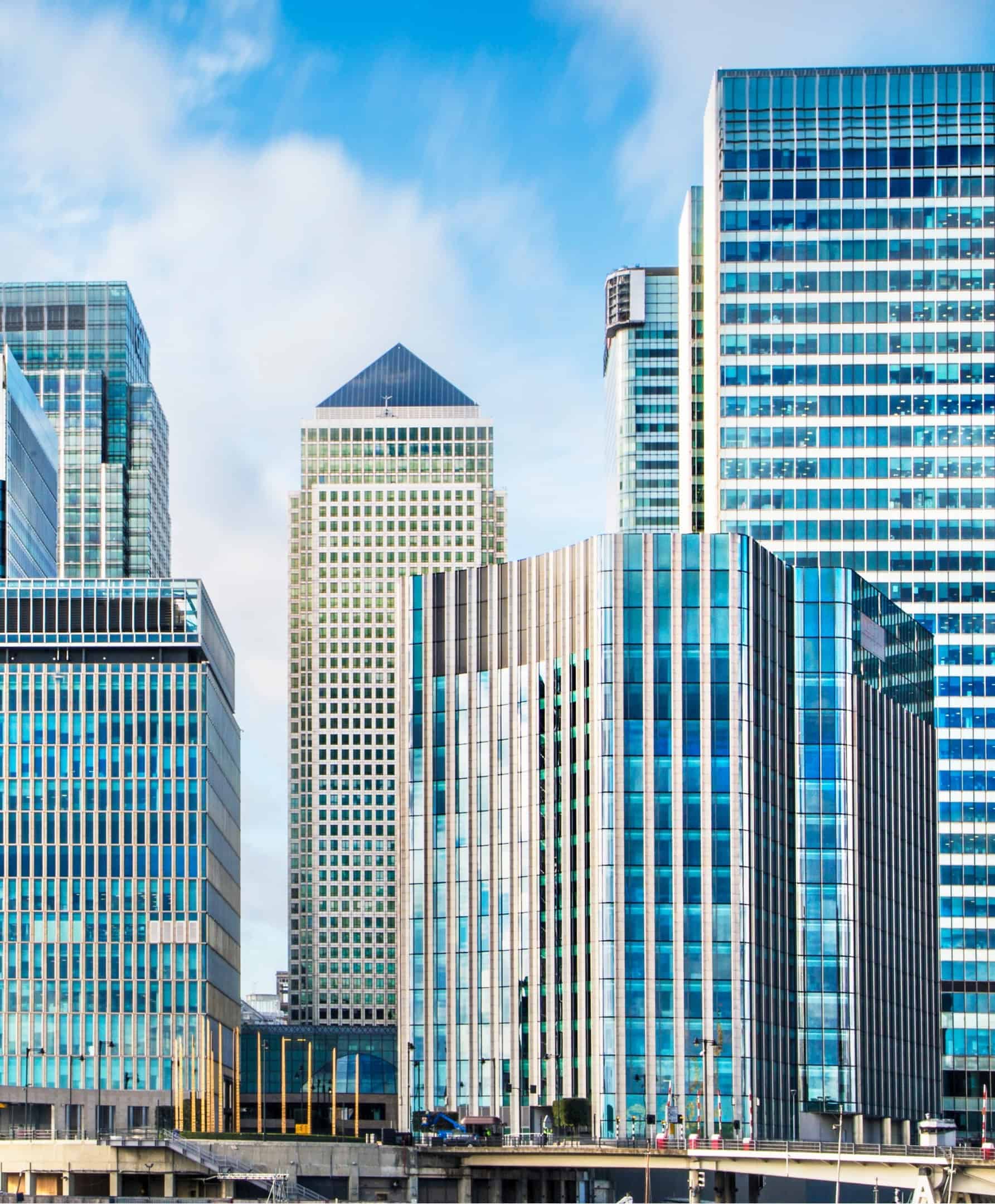 El horizonte de Canary Wharf con organizaciones de banca de inversión en el distrito financiero de Londres.