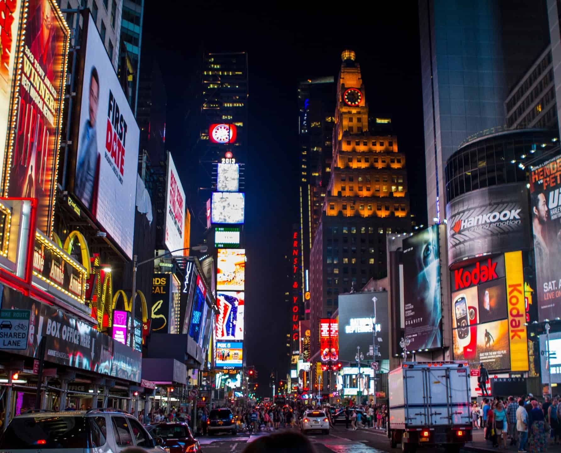 Times Square in New York City 's nachts, vol met reclameborden en neonreclames van merken.