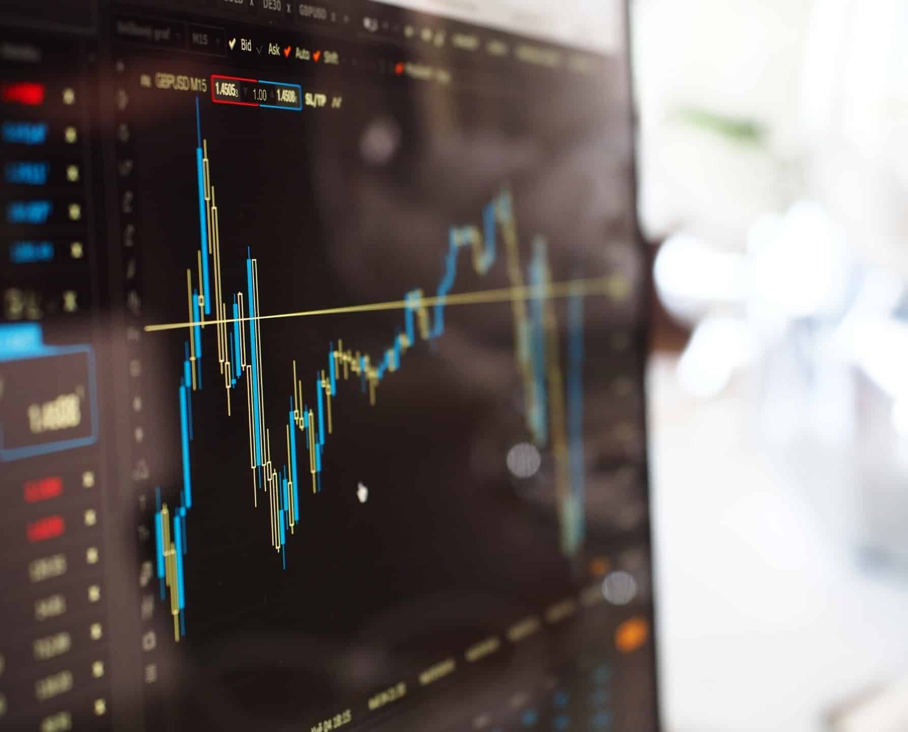 Handelsscherm met candlestick-grafieken en forex-bied-/vraaggegevens, afkomstig van zowel proprietary trading firms als high-frequency trading firms.