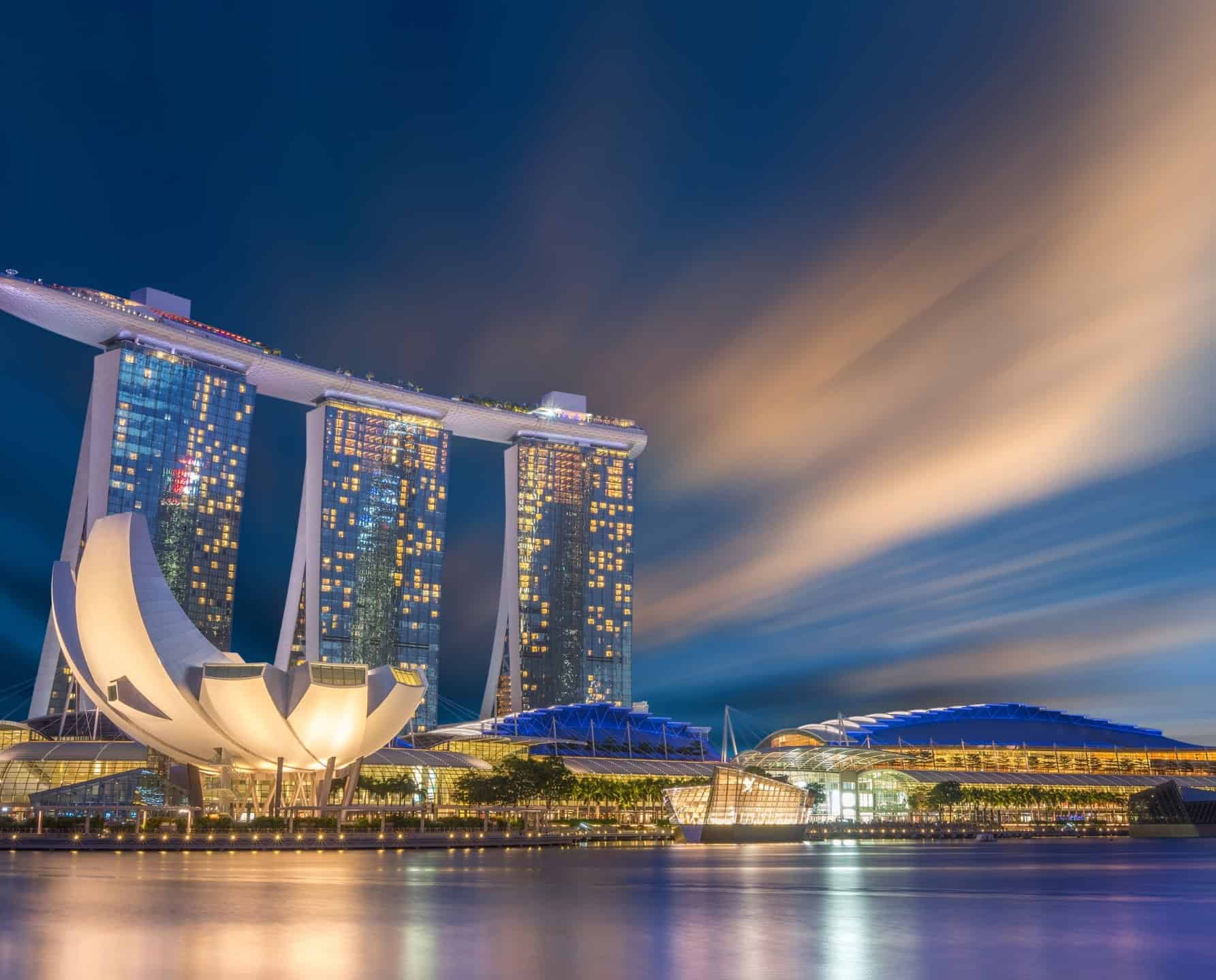 De skyline van Marina Bay in Singapore 's nachts, de thuisbasis van toonaangevende staatsinvesteringsfondsen.