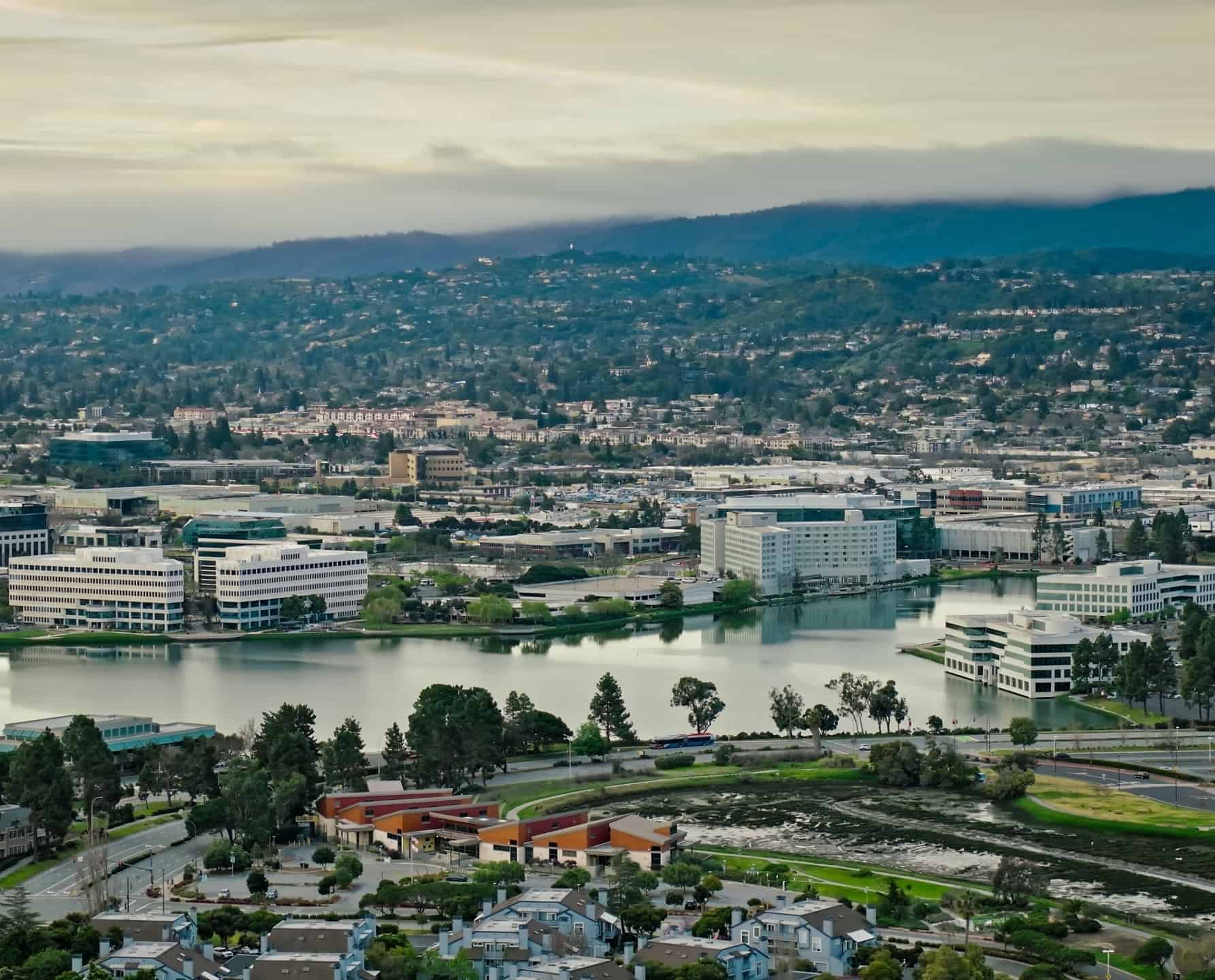 Luchtfoto van Silicon Valley, het wereldwijde centrum van durfkapitaalbedrijven en investeringen in startups.