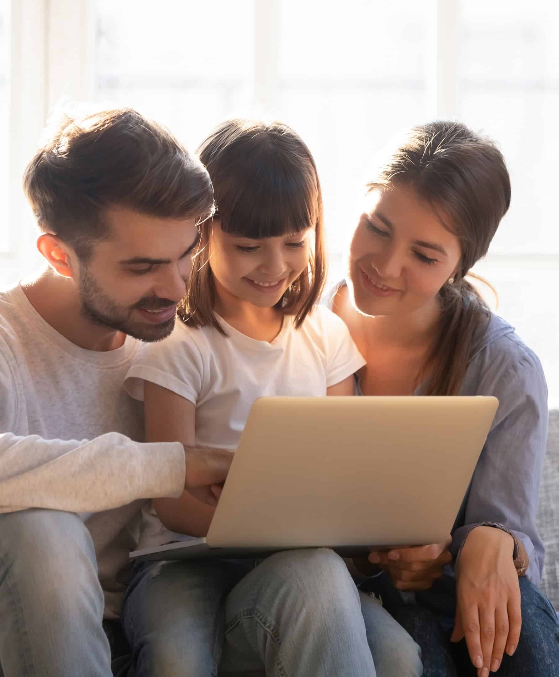 Familia revisando sus finanzas en una computadora portátil; un representante de la gestión patrimonial y la planificación financiera personal.