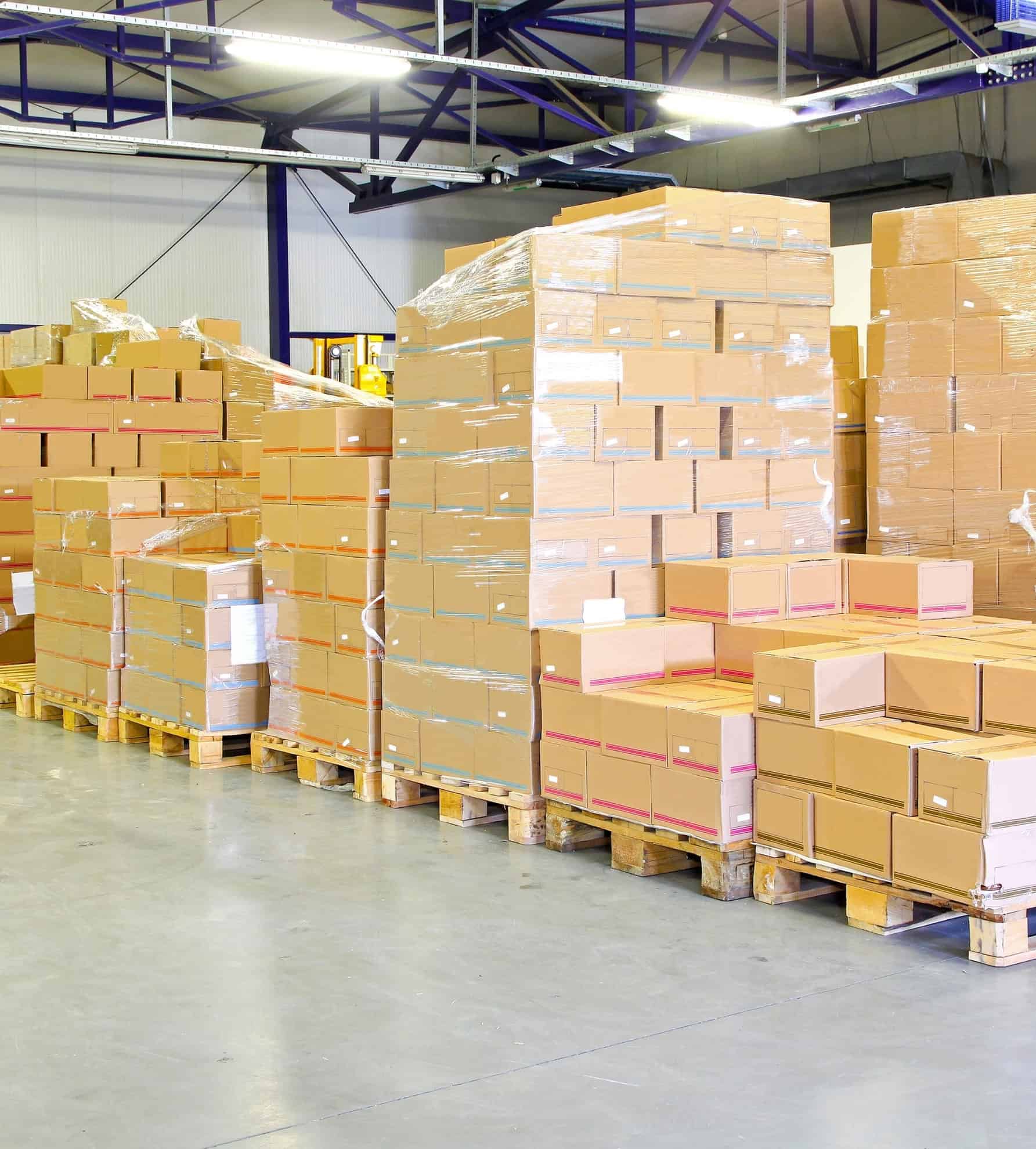 Pallets met kartonnen dozen staan opgestapeld in een verpakkingsmagazijn in de toeleveringsketen.