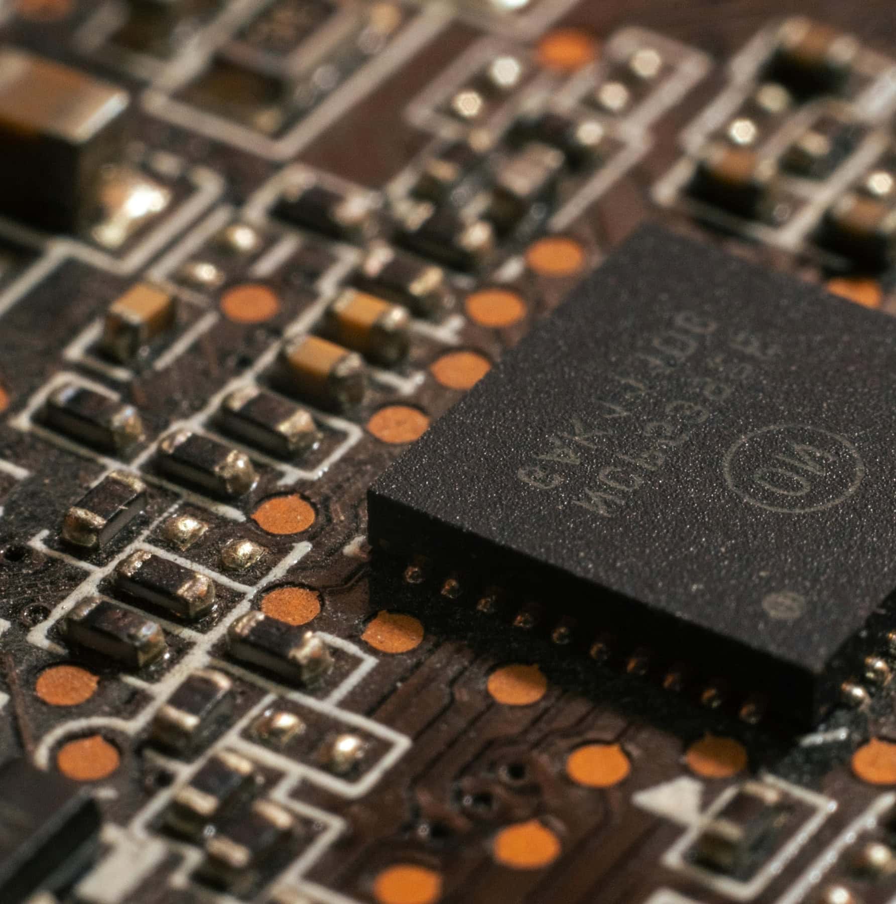 Imagem em close-up de um chip de circuito integrado montado em uma placa de circuito impresso na indústria de semicondutores.