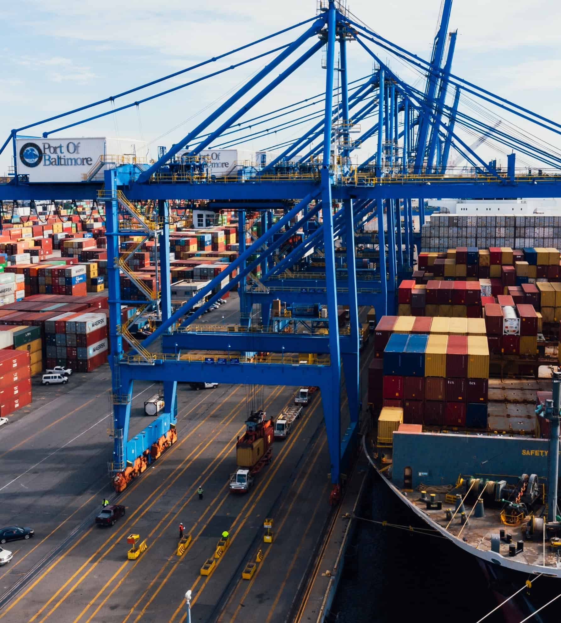 Containerhaven met scheepskranen en gestapelde vrachtcontainers in de maritieme en havenindustrie.